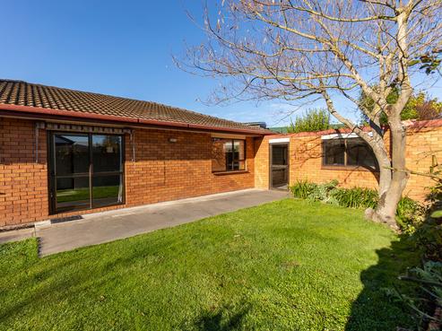 1/24 Sawtell Place, Northcote
