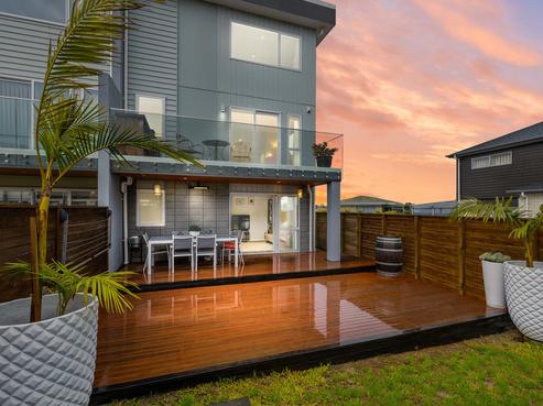 71 Bordeaux Parade, Te Atatu South