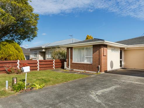 126 Linton Street, West End