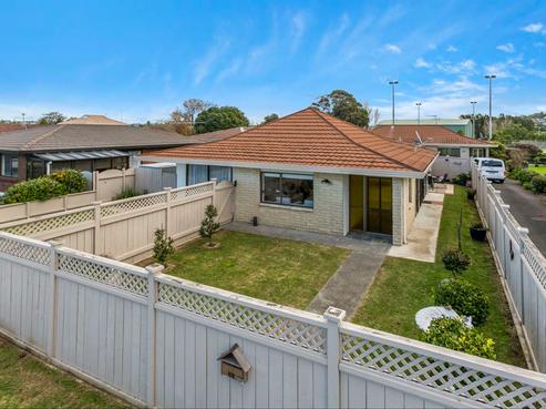 1/218 Centreway Road, Orewa