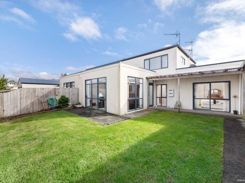 8C Charlenne Close, Ranui