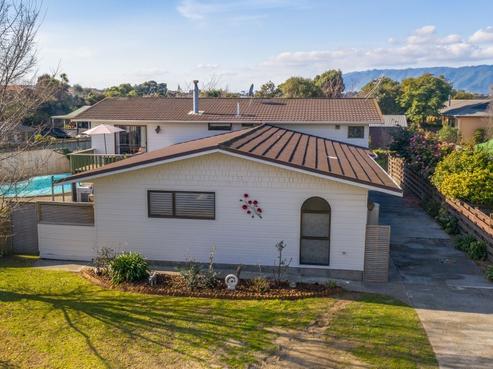 92 Eatwell Avenue, Paraparaumu Beach