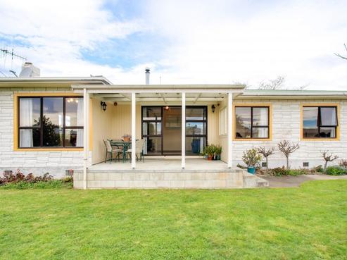 220 Lumsden Place, Akina