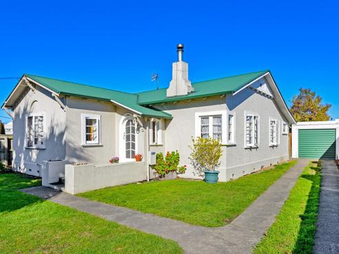 402 Frederick Street West, Mahora