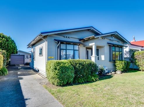 504 French Street, Akina