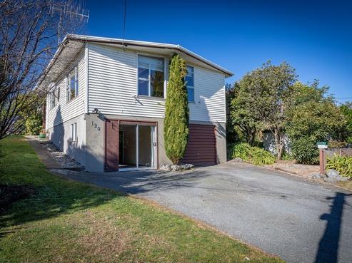 120 Renown Road, Raumati South