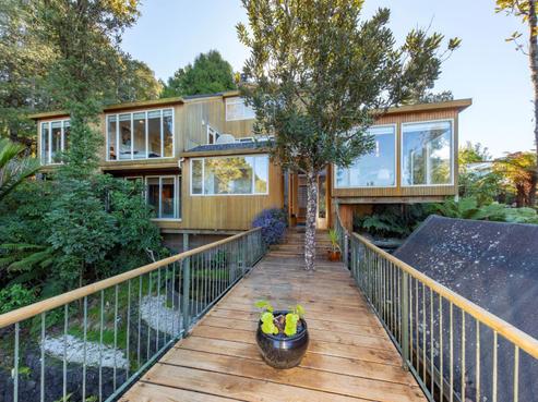 412 Scenic Drive, Waiatarua