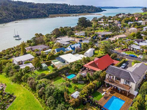 12 Valerie Crescent, Okura