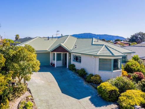 16 Barrett Drive, Waikanae Beach