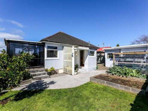 10 High Street West, Waitara