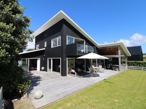 135 The Fairway, Matarangi