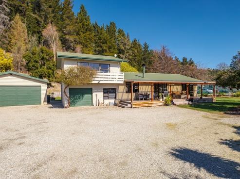 64 Main Road, Luggate