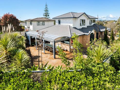 35 Ian Sage Avenue, Long Bay