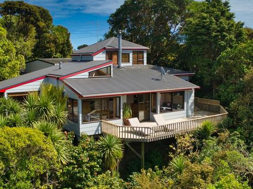 15 Pendrell Road, Piha