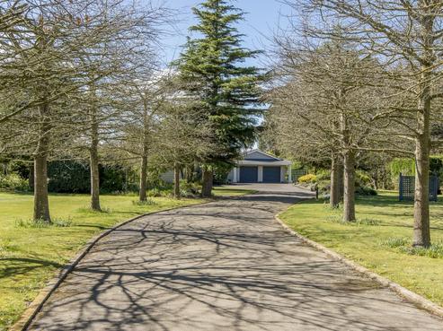 100 School Road, Yaldhurst