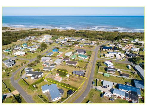 18 Te Kiri Street, Himatangi Beach