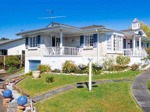 1/27 Nui Mana Place, Te Atatu South