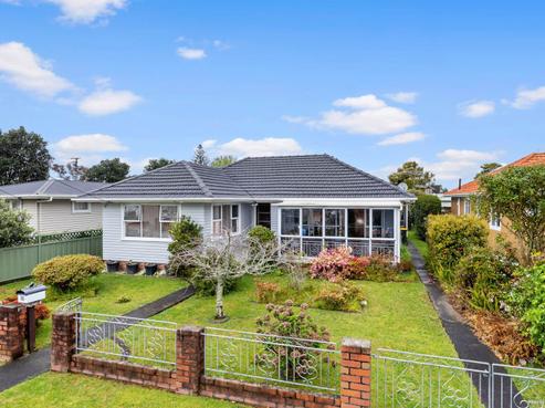 12 Taikata Road, Te Atatu Peninsula