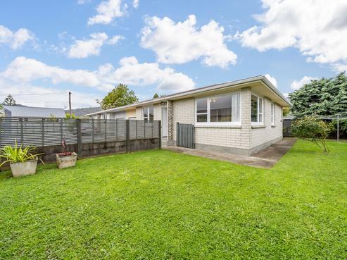 8A Derwent Lee Grove, Epuni