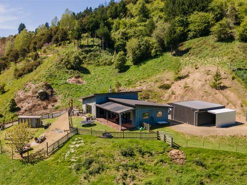 27 Macs Road, Hira