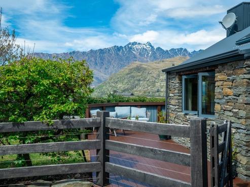 8 Goldleaf Hill, Queenstown Central