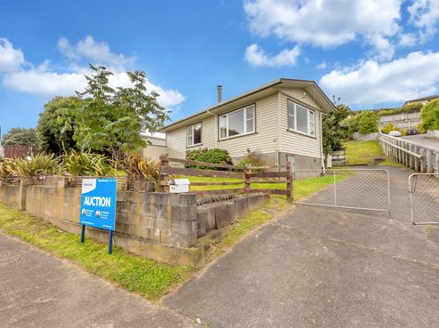 82 Waihora Crescent, Waitangirua
