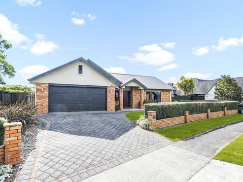 4 Langdale Court, Huntington