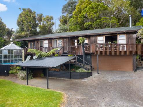 840 West Coast Road, Waiatarua