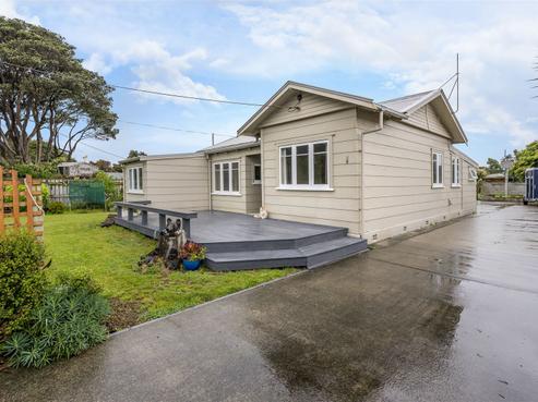 9 Manuka Street, Otaki Beach