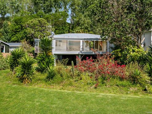 1864 East Coast Road, Whakatiwai