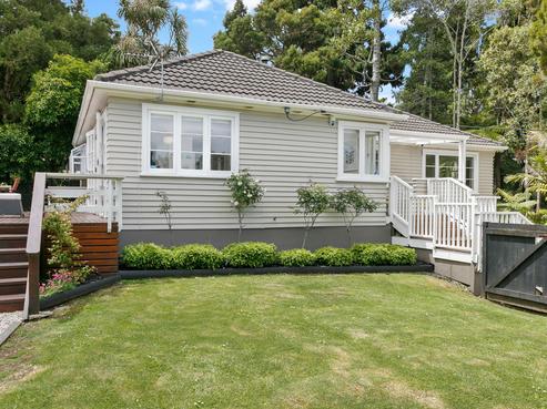 1 Grovelands Way, Titirangi