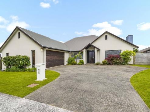 90 Saint James Drive, Huntington