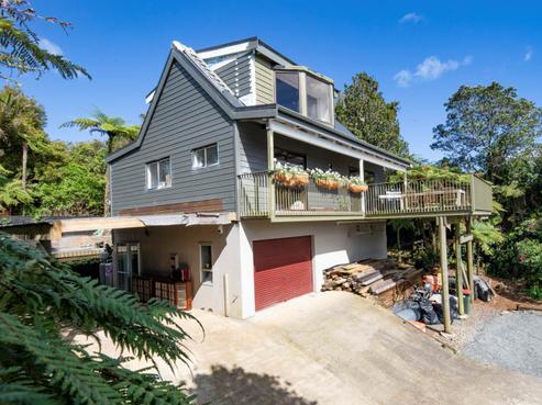 556 Scenic Drive, Waiatarua
