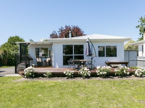 411 Hastings Street South, Akina