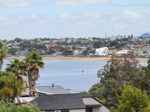 111 Beach Road, Castor Bay
