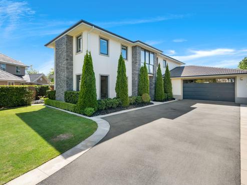 2 Royal Court, Northwood
