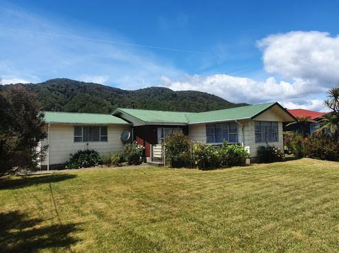 25 Oxford Street, Taylorville