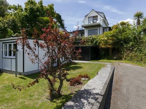 2/202 Lake Terrace, Waipahihi