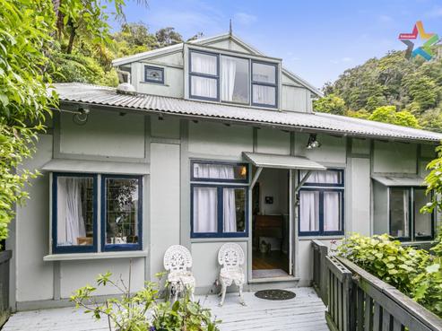 32 Ferry Road, Days Bay