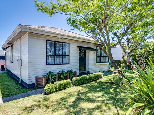 405 Hastings Street South, Akina