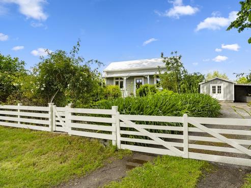 90 Cemetery Road, Sanson