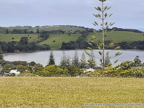 8 Shakespear Road, Army Bay