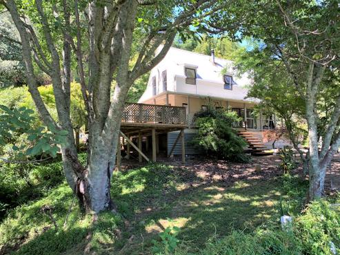 213 Packard Road, Motupipi