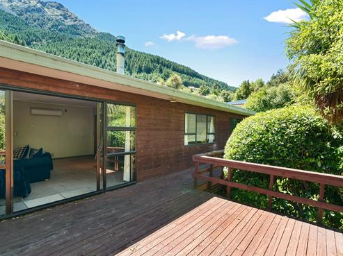 6 Arawata Terrace, Fernhill/Sunshine Bay