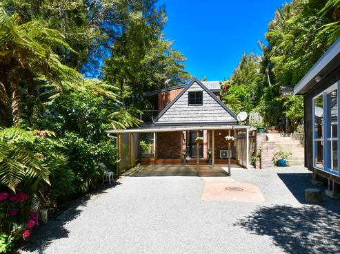 464 Scenic Drive, Waiatarua