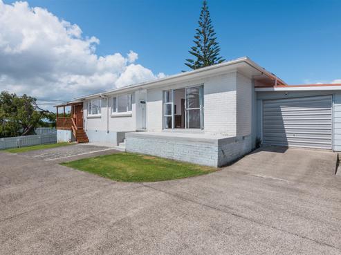 12 Roberts Road, Te Atatu South