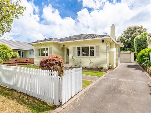 8 Charleston Avenue, Boulcott