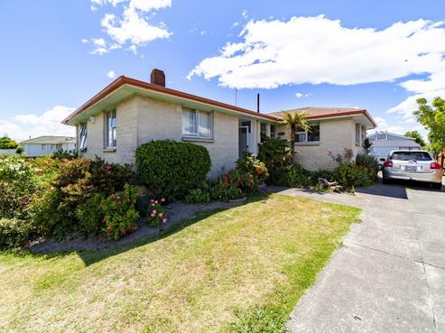 15 Curling Crescent, Onekawa