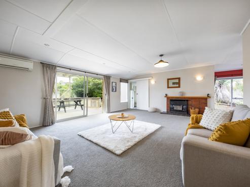 76 Tiroroa Avenue, Te Atatu South