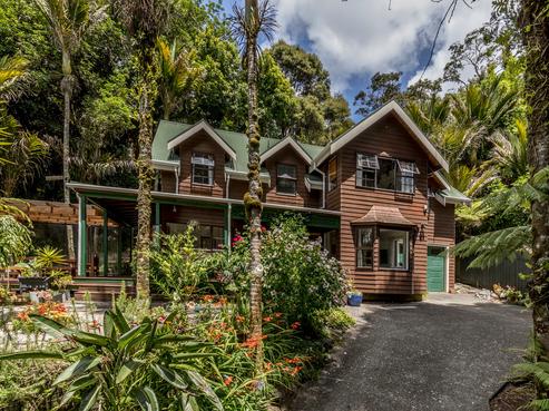 9 Valley Road, Titirangi
